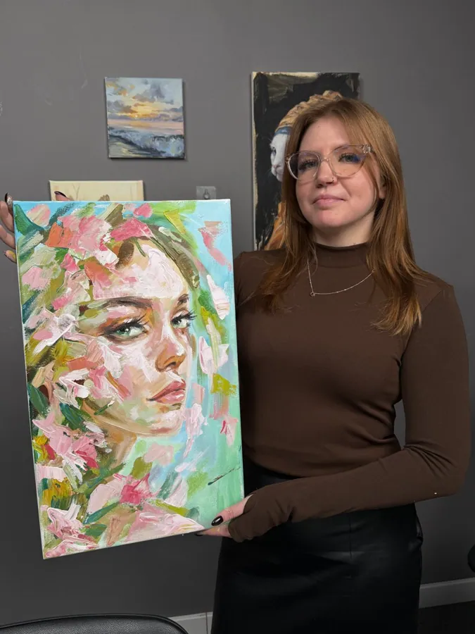 Анжелика Пудлова, куратор школы, с картиной
